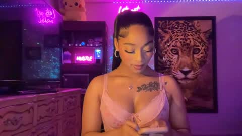 Snapshot of lunaa_11 chatting on June 19, 5:45 am lunaa_11 online show from June 19, 5:45 am