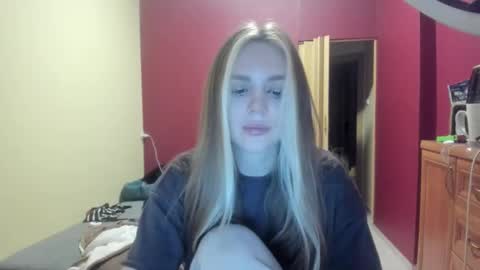 Snapshot of lunaangell chatting on December 17, 10:27 pm lunaangell online show from December 17, 10:27 pm