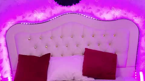 lunababe_ online show from April 22, 9:55 am