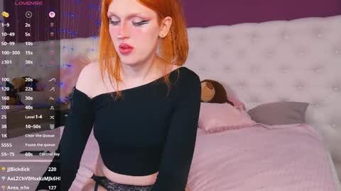 Luna give me a thumbs up please online show from April 6, 9:16 pm