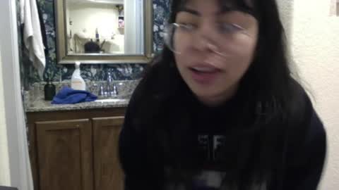 Snapshot of lunamivida chatting on December 4, 6:44 am karazorel online show from December 4, 6:44 am