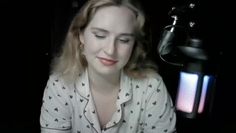 lunamystique_ online show from October 6, 8:39 pm