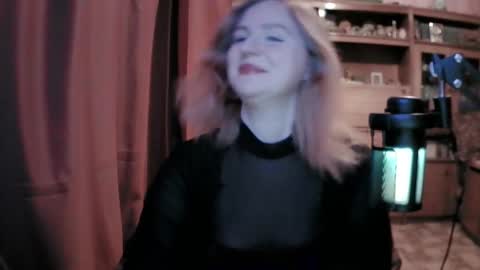 lunamystique_ online show from February 5, 8:46 pm