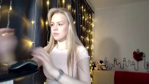 Snapshot of lunapeony chatting on December 4, 6:23 am lunapeony online show from December 4, 6:23 am