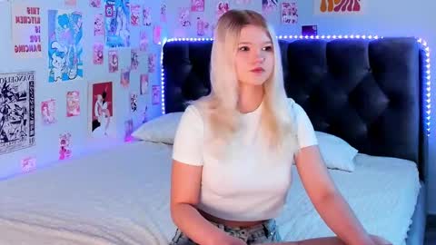 Snapshot of lunariafox chatting on May 3, 2:34 pm lunariafox online show from May 3, 2:34 pm