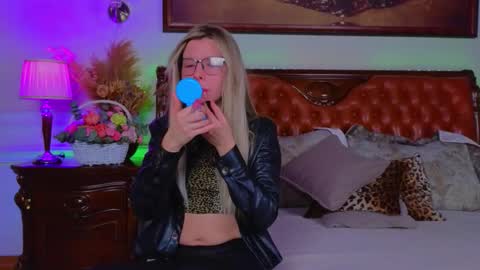 Snapshot of lunarishi chatting on February 4, 6:19 am Luna Rishi online show from February 4, 6:19 am