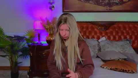 Snapshot of lunarishi chatting on February 5, 6:40 am Luna Rishi online show from February 5, 6:40 am