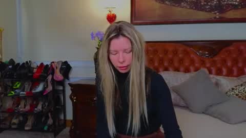 Snapshot of lunarishi chatting on February 16, 6:09 am Luna Rishi online show from February 16, 6:09 am