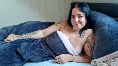 Snapshot of lunaticminx chatting on December 16, 11:33 am Luna powered by bitch dust online show from December 16, 11:33 am