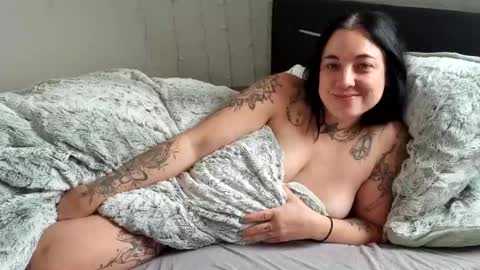 Snapshot of lunaticminx chatting on December 24, 11:28 am Luna powered by bitch dust online show from December 24, 11:28 am