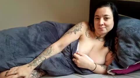 Snapshot of lunaticminx chatting on February 10, 2:48 pm Luna powered by bitch dust online show from February 10, 2:48 pm