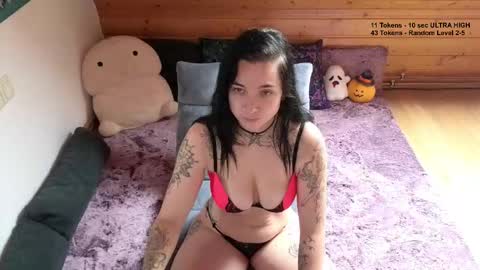 Snapshot of lunaticminx chatting on October 17, 12:30 pm Luna powered by bitch dust online show from October 17, 12:30 pm