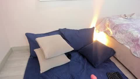 lunavelvet__ online show from April 29, 5:30 pm