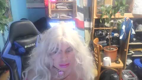 Snapshot of lunaxxxx97 chatting on April 2, 8:17 pm LunaXXX online show from April 2, 8:17 pm