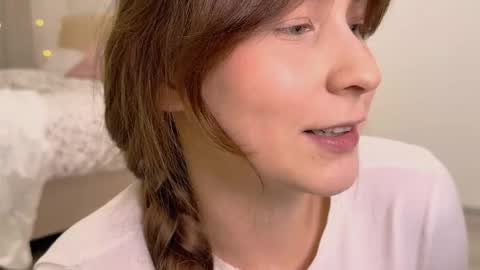 lunoria online show from December 18, 11:00 pm