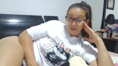 Lupita online show from November 29, 2:58 am