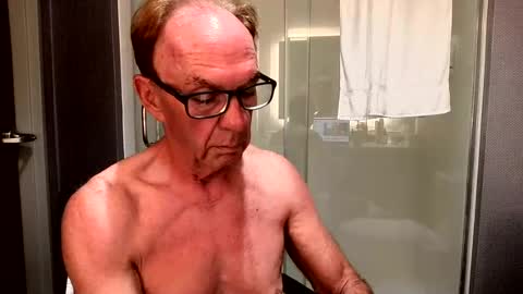 Snapshot of luv_missle chatting on June 20, 12:58 am luv_missle online show from June 20, 12:58 am