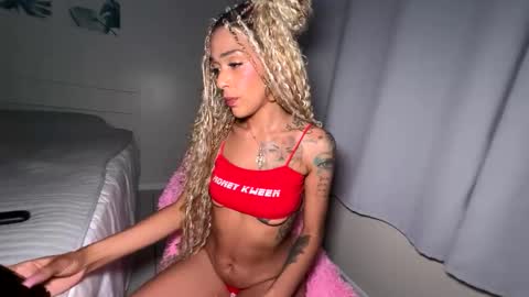 luvtoni424 online show from June 11, 3:15 am
