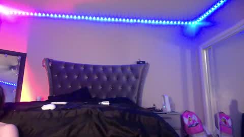 luvvlee online show from September 19, 11:55 am