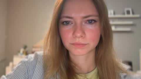 Snapshot of lux_millie chatting on June 3, 9:31 pm Millie online show from June 3, 9:31 pm