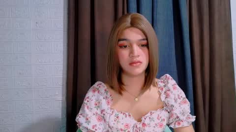 queen lux online show from April 4, 1:48 am