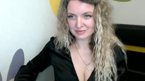 Snapshot of luxdonna chatting on June 12, 6:56 am Donna online show from June 12, 6:56 am