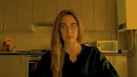 Snapshot of luxie_queen chatting on September 12, 6:35 am Katie online show from September 12, 6:35 am