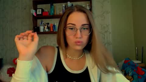 Snapshot of luxie_queen chatting on September 30, 9:14 am Katie online show from September 30, 9:14 am