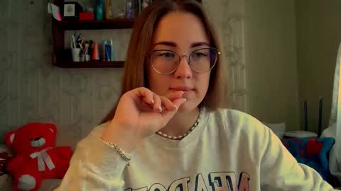 Snapshot of luxie_queen chatting on October 2, 10:00 am Katie online show from October 2, 10:00 am