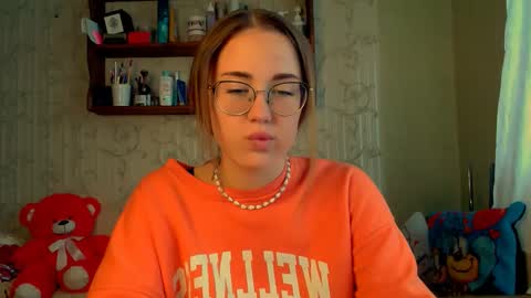 Snapshot of luxie_queen chatting on October 7, 8:44 am Katie online show from October 7, 8:44 am