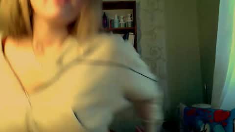 Snapshot of luxie_queen chatting on October 23, 1:43 pm Katie online show from October 23, 1:43 pm