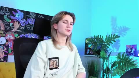 Snapshot of luxrayi chatting on February 18, 3:42 am Ray online show from February 18, 3:42 am