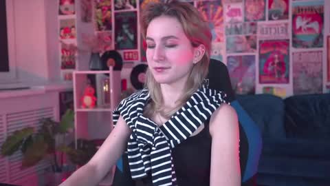 Snapshot of luxrayi chatting on February 19, 6:00 pm Ray online show from February 19, 6:00 pm