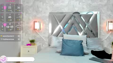 Snapshot of luxury_woman_ chatting on February 23, 1:35 am    online show from February 23, 1:35 am