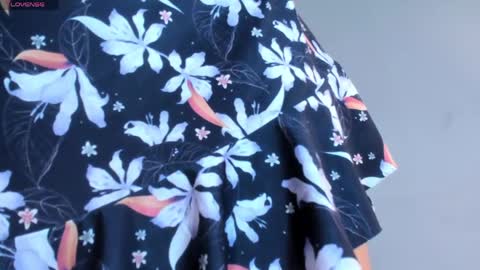 Snapshot of luxylux_ chatting on April 18, 12:03 am Luxy Lux online show from April 18, 12:03 am