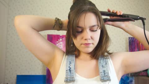 Snapshot of lyle_art chatting on January 29, 3:33 am hi im Lyle online show from January 29, 3:33 am