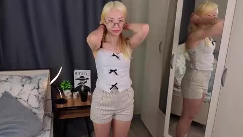 Snapshot of lynettajewel chatting on March 27, 3:56 pm Eva online show from March 27, 3:56 pm