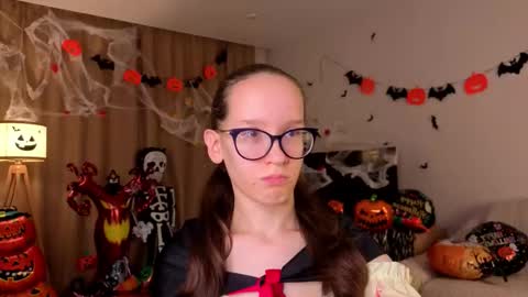 Sara online show from November 1, 4:09 pm