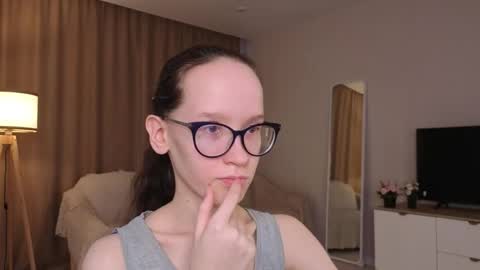 Snapshot of lynettebails chatting on May 4, 4:25 pm Sara online show from May 4, 4:25 pm