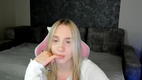 lynnadrream online show from December 22, 1:35 am