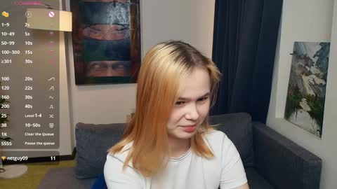 Cozy Lynns room online show from April 25, 11:35 am