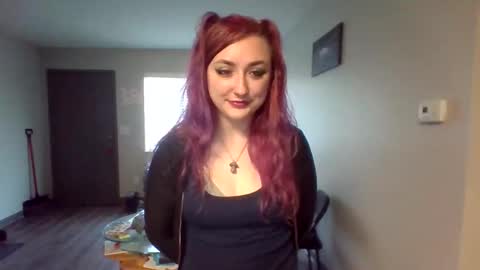 Lynn  online show from March 28, 6:40 pm