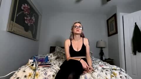 Snapshot of lyragreene chatting on November 8, 4:45 am Lyra Greene online show from November 8, 4:45 am