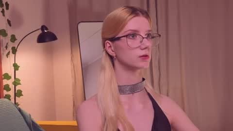 Snapshot of m1aforever chatting on May 11, 6:05 pm catch me on tue 10am-5pm wed 3am-10am fri 3am-5pm sat 10am-5pm sun 10am-5pm online show from May 11, 6:05 pm