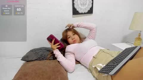 Snapshot of m1lk_choc chatting on November 30, 4:22 pm Mila online show from November 30, 4:22 pm