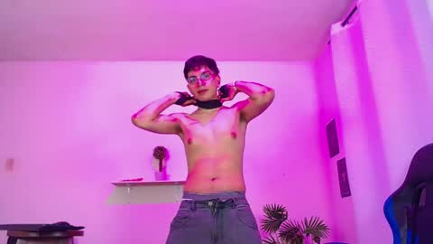 Max online show from April 15, 3:52 pm