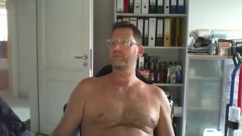 Snapshot of macfly67 chatting on May 5, 5:32 pm macfly67 online show from May 5, 5:32 pm