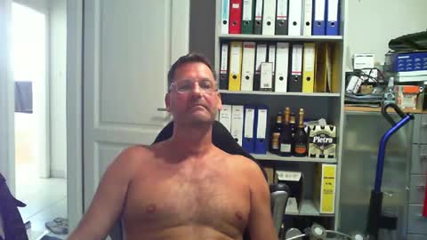 Snapshot of macfly67 chatting on July 12, 2:41 pm macfly67 online show from July 12, 2:41 pm
