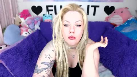 Mackenzie Wolfe online show from April 18, 4:38 am