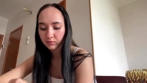 Snapshot of madalyneaks chatting on April 18, 6:17 am Lilo online show from April 18, 6:17 am